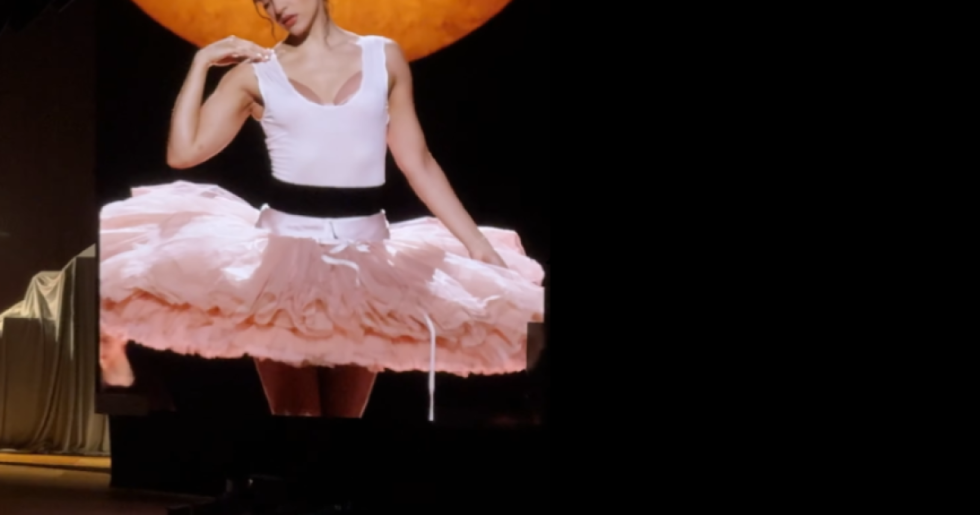 Εντυπωσιακή η περιοδεία «Lux» της Rosalia με όπερα και θέατρο [βίντεο]